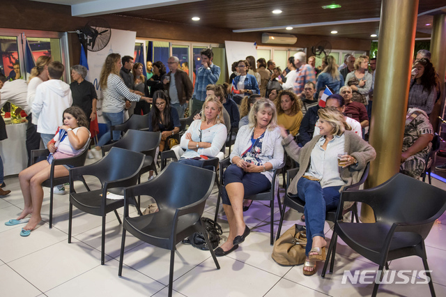 [누메아=AP/뉴시스] 뉴칼레도니아의 독립을 반대하는 주민들이 4일 주민투표 후 한곳에 모여 결과흘 기다리고 있다. 식민 시절 심한 차별을 받아온 원주민 카나크족은 독립을 원하고 있고 유럽계 식민이주자 후손들은 반대한다