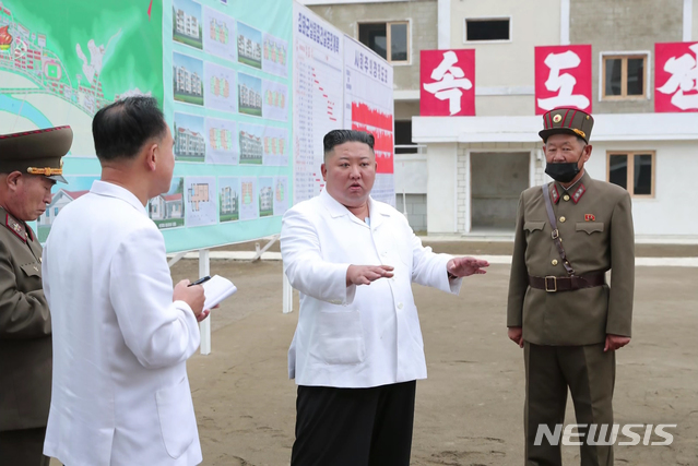 [서울=뉴시스] 김정은 북한 국무위원장이 강원도 김화군 수해 복구 현장을 현지지도했다고 4일 조선중앙TV가 보도하고 있다. (사진=조선중앙TV 캡쳐) 2020.10.04. photo@newsis.com