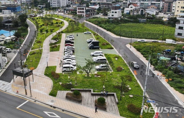 가평군 경춘선 폐선부지에 도심지 공원. 