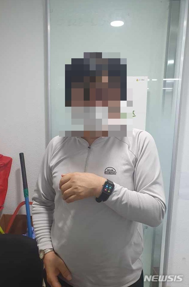 [서울=뉴시스] 서울 종로구 스마트밴드를 착용한 사직동고동락 사업 대상 주민. (사진=종로구 제공) 2020.10.05. photo@newsis.com 