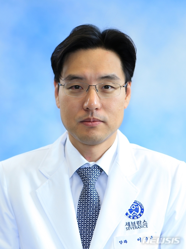 [서울=뉴시스] 연세대 세브란스병원 안과 안종양 클리닉 이승규 교수. (사진= 세브란스병원 제공) photo@newsis.com 