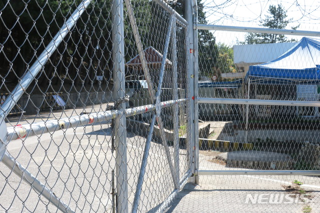 [포천=뉴시스] 이호진 기자 = 5일 군 간부와 사병 등 36명이 신종 코로나바이러스 감염증(코로나19)에 집단감염된 경기 포천시 내촌면의 부대 정문이 쇠사슬로 굳게 잠겨 있다. 2020.10.05.&nbsp; asake@newsis.com 