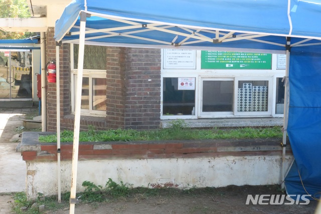 [포천=뉴시스] 이호진 기자 = 5일 신종 코로나바이러스 감염증(코로나19) 집단감염이 발생한 경기 포천시의 육군 모 부대 위병소 모습. 지난 4일부터 간부와 사병 36명이 확진되면서 병사들이 모두 격리돼 위병소까지 폐쇄됐다. 2020.10.05.&nbsp; asake@newsis.com&nbsp; 