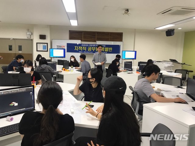 [전주=뉴시스]윤난슬 기자 = 전주비전대는 지적토목학과 학생 24명이 올해 치러진 지적직 공무원 및 한국국토정보공사(LX), 국립식량과학원 등 공사 공채시험에 합격했다고 5일 밝혔다.(사진=전주비전대 제공) 