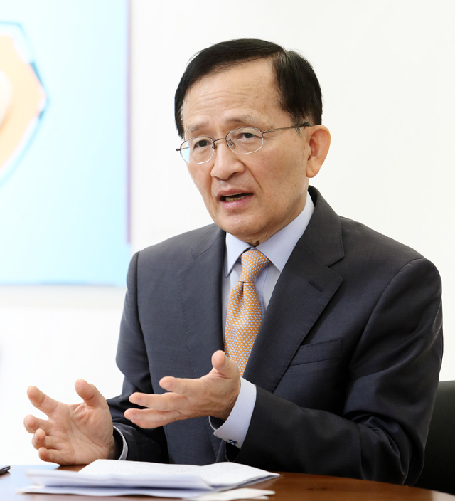 [서울=뉴시스] 문동언 원장이 신경병증성 통증의 조기 진단과 조기 치료의 중요성을 강조했다.