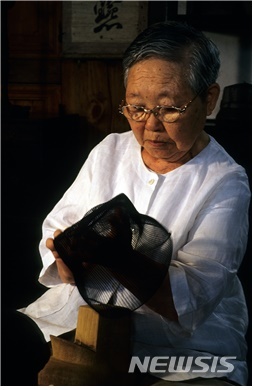[서울=뉴시스]국가무형문화재 제67호 '탕건장' 고(故) 김공춘 명예보유자(사진=문화재청 제공)2020.10.05 photo@newsis.com