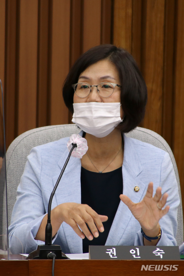 [서울=뉴시스]지난 9월 국회에서 질의중인 권인숙 더불어민주당 의원.(사진=권인숙 의원실 제공). 2020.10.05.photo@newsis.com