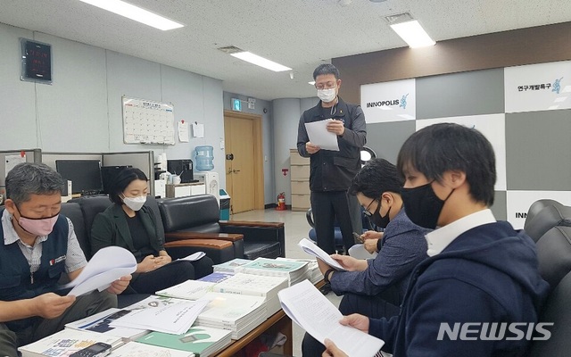 [대전=뉴시스] 전국공공연구노동조합 최연택 수석부위원장이 5일 연구개발특구진흥재단에서 21대 국회 과방위에 요구하는 국정감사 주요 의제안에 대해 발표하고 있다.