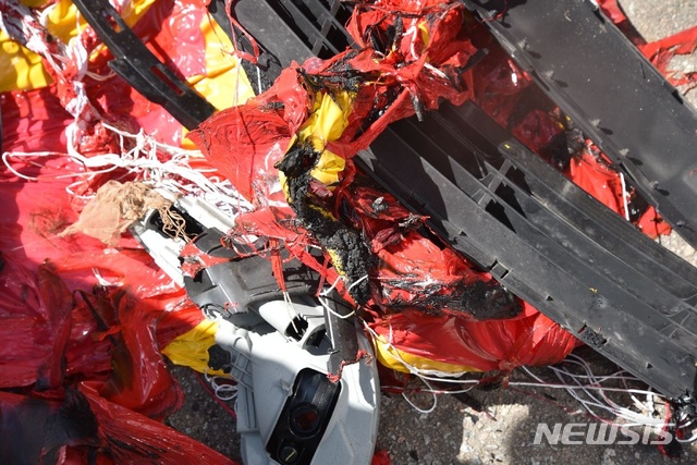 [안산=뉴시스] 5일 오전 11시 33분께 경기 안산시 본오동에서 분양 광고용 풍선이 터지면서 2명이 화상을 입는 사고가 발생했다. 사진은 사고 직후의 해당 분양 광고용 풍선.