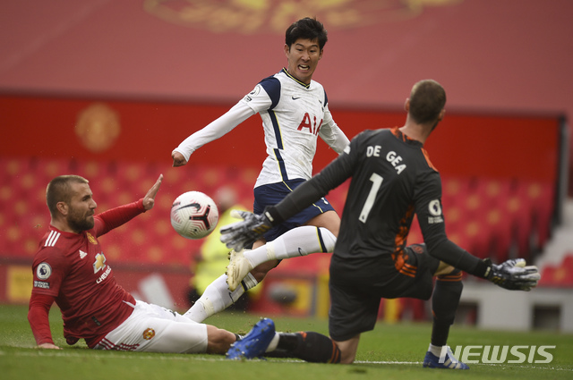 [맨체스터=AP/뉴시스]토트넘 손흥민(가운데)이 4일(현지시간) 영국 맨체스터의 올드 트래퍼드에서 열린 2020-21시즌 프리미어리그(EPL) 4라운드 맨체스터 유나이티드와의 경기에 선발 출전해 1-1 상황이던 전반 7분 팀의 두 번째 골을 넣고 있다. 맨유 상대 첫 골을 넣은 손흥민은 2골 1도움을 기록하며 후반 27분 벤 데이비스와 교체됐다. 토트넘은 손흥민과 케인의 멀티골 등을 묶어 6-1로 승리했다. 2020.10.05.&nbsp; 
