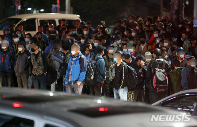 [서울=뉴시스]배훈식 기자 = 추석 연휴가 끝나고 다시 일상이 시작된 5일 오전 서울 구로구 남구로역 앞 인력시장에서 일용직 근로자들이 일감을 기다리고 있다. 2020.10.05. dahora83@newsis.com