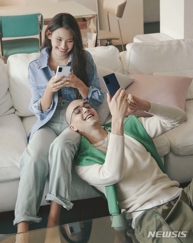 [서울=뉴시스]삼성전자는 갤럭시 S20 팬 에디션 사전 예약을 오는 6일부터 12일까지 진행한다고 5일 밝혔다. '갤럭시 S20 FE'는 다양한 색상과 부드러운 헤이즈(Haze) 마감 디자인에 플래그십 스마트폰인 '갤럭시 S20'의 120Hz 디스플레이·고사양 칩셋·트리플 카메라·대용량 배터리 등 영밀레니얼 소비자들이 가장 선호하는 기능과 성능을 모두 제공하는 것이 특징이다. (사진=삼성전자 제공) 2020.10.05. photo@newsis.com