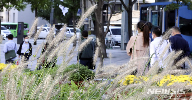 [서울=뉴시스] 최진석 기자 = 추석 연휴 뒤 추위가 찾아온 5일 오전 서울 광화문 네거리 인근에서 시민들이 출근길 발걸음을 재촉하고 있다. 2020.10.05. myjs@newsis.com