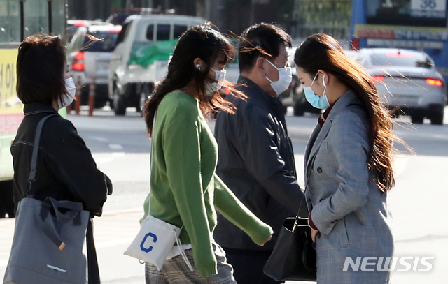 [인천=뉴시스] 이종철 기자 = 추석 연휴가 끝나고 전국 아침기온이 10도 이하로 쌀쌀해진 5일 오전 인천시 미추홀구 종합버스터미널 사거리에서 시민들이 출근길을 서두르고 있다. 2020.10.05. jc4321@newsis.com