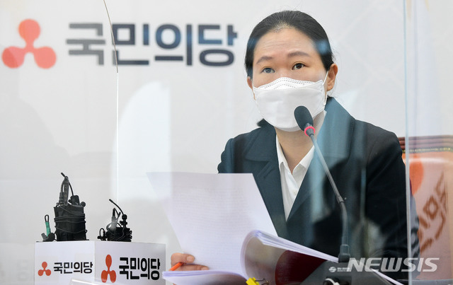 [서울=뉴시스] 김진아 기자 = 권은희 국민의당 원내대표가 5일 서울 여의도 국회에서 열린 최고위원회의 겸 제3차 확대당직자회의에 참석, 발언을 하고 있다. (공동취재사진) 2020.10.05. photo@newsis.com