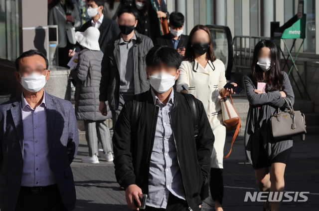 [서울=뉴시스]이윤청 기자 = 큰 일교차를 나타내며 아침 기온이 떨어진 지난 5일 서울 강남구 신논현역 인근에서 시민들이  외투를 입고 출근하고 있다. 2020.10.05. radiohead@newsis.com