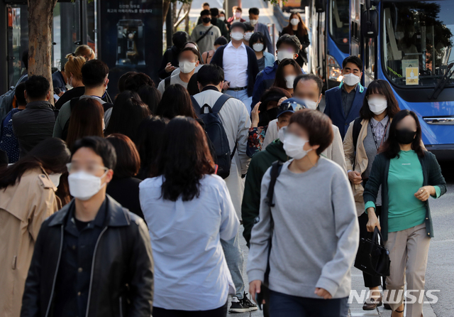 [서울=뉴시스]이윤청 기자 = 추석 연휴가 끝난 5일 서울 강남구 신논현역 인근에서 시민들이 마스크를 쓰고 출근하고 있다. 다음달 13일부터 마스크를 버스, 지하철 등 대중교통과 병원, 요양원, 집회시위장 등에서 쓰지 않으면 과태료 10만원이 부과된다. 2020.10.05.   radiohead@newsis.com