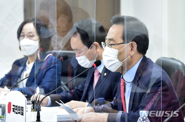 [서울=뉴시스]김선웅 기자 = 주호영 원내대표가 5일 서울 여의도 국민의힘 중앙당사에서 열린 비상대책위원회의에서 모두발언하고 있다. (공동취재사진) 2020.10.05. photo@newsis.com