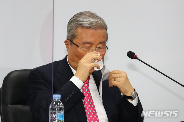 [서울=뉴시스] 김선웅 기자 = 김종인 국민의힘 비상대책위원장이 4일 오전 서울 여의도 중앙당사에서 열린 비상대책위원회의에서 물을 마시고 있다. (공동취재사진) 2020.10.05.&nbsp; photo@newsis.com