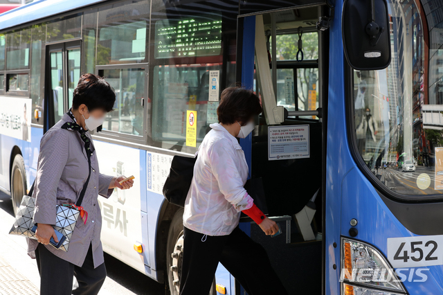 [서울=뉴시스]이윤청 기자 = 5일 서울 강남구 강남역 인근에서 시민들이 마스크를 쓰고 버스에 탑승하고 있다. 다음달 13일부터 마스크를 대중교통과 병원, 요양원, 집회시위장 등에서 쓰지 않으면 과태료 10만원이 부과된다. 2020.10.05. radiohead@newsis.com