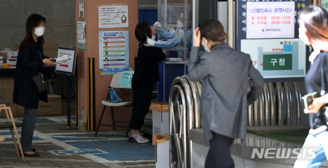 [서울=뉴시스]홍효식 기자 = 신종 코로나바이러스감염증(코로나19) 신규 확진자가 닷새 연속 두 자릿수로 집계된 5일 서울 관악구 보건소에 마련된 선별진료소에서 의료진들이 시민들의 검체를 채취하고 있다. 2020.10.05.&nbsp; yesphoto@newsis.com