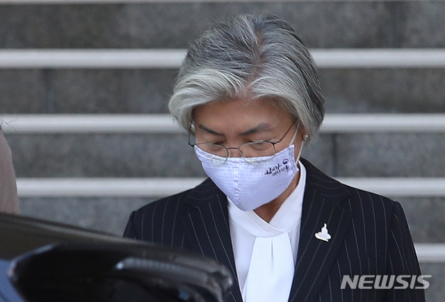 [서울=뉴시스]김명원 기자 = 강경화 외교부 장관이 5일 서울 종로구 외교부 청사를 나서고 있다. 강경화장관의 배우자 이일병 전 교수가 요트 구입을 위해 미국으로 출국해 논란이 되고 있다. 2020.10.05.  kmx1105@newsis.com