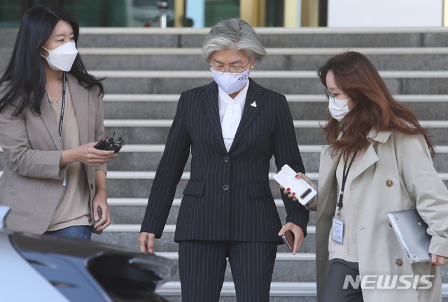 [서울=뉴시스]김명원 기자 = 강경화 외교부 장관이 5일 서울 종로구 외교부 청사를 나서고 있다. 강경화장관의 배우자 이일병 전 교수가 요트 구입을 위해 미국으로 출국해 논란이 되고 있다. 2020.10.05.  kmx1105@newsis.com