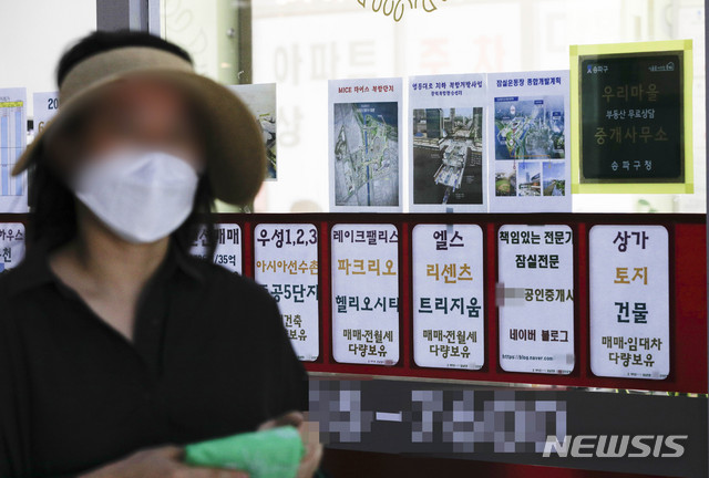 [서울=뉴시스] 박민석 기자 = 한국감정원에 따르면 지난달 28일 조사 기준 수도권 아파트 전셋값 상승률은 0.15%로 작년 8월 둘째주 이후 60주 연속 상승했고, 특히 서울 아파트 전셋값은 이번주 0.09% 올라 66주 연속 상승으로 지난주(0.08%)보다 상승폭을 소폭 키웠다. 사진은 5일 서울 송파구의 부동산 밀집지역의 부동산 업체 게시판의 모습. 2020.10.05. mspark@newsis.com