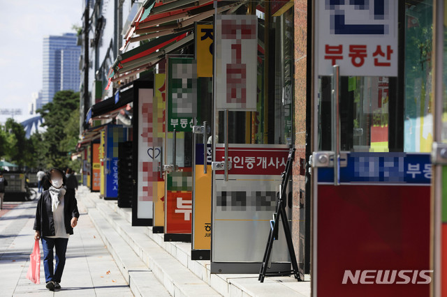 [서울=뉴시스] 박민석 기자 = 한국감정원에 따르면 지난달 28일 조사 기준 수도권 아파트 전셋값 상승률은 0.15%로 작년 8월 둘째주 이후 60주 연속 상승했고, 특히 서울 아파트 전셋값은 이번주 0.09% 올라 66주 연속 상승으로 지난주(0.08%)보다 상승폭을 소폭 키웠다. 사진은 5일 서울 송파구의 부동산 밀집지역의 부동산 업체들이 모여 있는 모습. 2020.10.05.   mspark@newsis.com