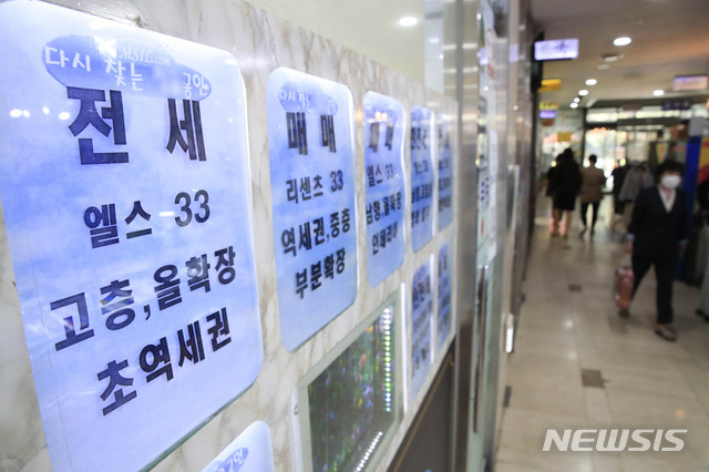 [서울=뉴시스] 박민석 기자 = 5일 서울 송파구의 부동산 밀집지역의 부동산 업체 게시판의 모습. 2020.10.05. mspark@newsis.com
