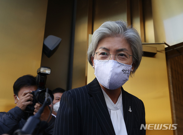 [서울=뉴시스] 최진석 기자 = 강경화 외교부 장관이 5일 오후 서울 용산구 주한 쿠웨이트대사관으로 쿠웨이트 국왕 서거 조문을 위해 이동하고 있다. 2020.10.05.  photo@newsis.com