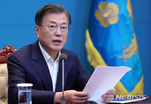 [서울=뉴시스]추상철 기자 =문재인 대통령이 5일 오후 청와대 여민관에서 열린 수석·보좌관 회의를 주재하고 있다. 2020.10.05.&nbsp; scchoo@newsis.com