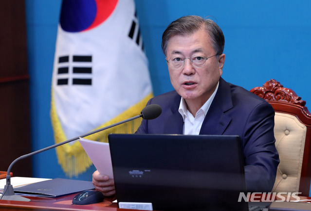 [서울=뉴시스]추상철 기자 =문재인 대통령이 5일 오후 청와대 여민관에서 열린 수석·보좌관 회의를 주재하고 있다. 2020.10.05. scchoo@newsis.com