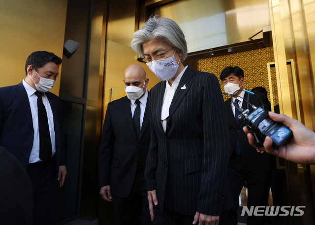 [서울=뉴시스] 최진석 기자 = 강경화 외교부 장관이 5일 오후 서울 용산구 주한 쿠웨이트대사관에서 쿠웨이트 국왕 서거 조문을 마친 뒤 차량으로 이동하고 있다. 2020.10.05.  photo@newsis.com