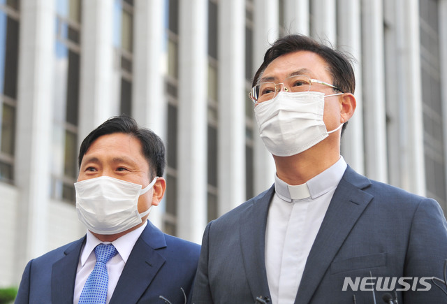 [광주=뉴시스] 김혜인 기자 = 전두환씨의 사자명예훼손 형사재판 결심이 열린 5일 광주지방법원 앞에서 조 신부의 조카인 조영대 신부가 취재진 질문에 답하고 있다. 왼쪽은 차종수 5·18기념재단 고백과 증언센터 팀장. 2020.10.05&nbsp; hyein0342@newsis.com 