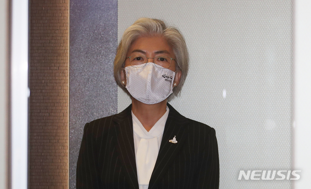[서울=뉴시스]김명원 기자 = 강경화 외교부 장관이 5일 서울 종로구 외교부 청사로 들어서 엘리베이터에 오르고 있다. 강경화장관의 배우자 이일병 전 교수가 코로나19 상황에서 요트 구입및 여행을 위해 미국으로 출국해 논란이 되고 있다. 2020.10.05.  kmx1105@newsis.com