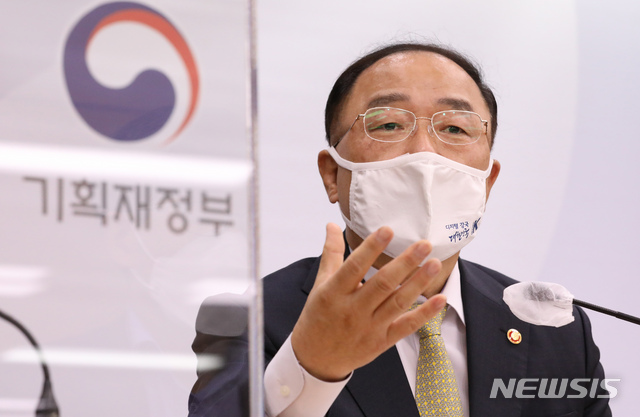 [세종=뉴시스]강종민 기자 = 홍남기 부총리 겸 기획재정부 장관이 5일 오후 정부세종청사에서 한국형 재정준칙 도입방안에 대해 설명하고 있다. 2020.10.05.&nbsp; ppkjm@newsis.com