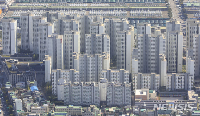 [서울=뉴시스] 박민석 기자 = 한국감정원이 5일 발표한 '2020년 9월 전국주택가격동향조사 결과'에 따르면 지난달 14일 기준 전국 월간 주택종합(공동주택·다세대연립·단독) 전세가격은 0.53% 올라 전월(0.44%) 대비 상승률이 커졌다. 서초구(0.63%), 송파구(0.59%), 강남구(0.56%), 노원구(0.49%) 등 서울의 대표 학군 지역을 중심으로 오름 폭이 크고, 강동구(0.54%), 동대문구(0.49%)나 마포구(0.44%), 강서구(0.37%), 구로구(0.37%) 등도 중저가 전셋집 위주로 상승폭이 커지는 모습이 나타나고 있다. 사진은 5일 서울 송파구 롯데월드타워에서 바라본 아파트 밀집 단지의 모습. 2020.10.05.  mspark@newsis.com