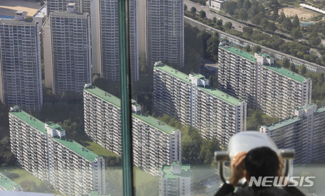 [서울=뉴시스] 박민석 기자 = 한국감정원이 5일 발표한 '2020년 9월 전국주택가격동향조사 결과'에 따르면 지난달 14일 기준 전국 월간 주택종합(공동주택·다세대연립·단독) 전세가격은 0.53% 올라 전월(0.44%) 대비 상승률이 커졌다. 서초구(0.63%), 송파구(0.59%), 강남구(0.56%), 노원구(0.49%) 등 서울의 대표 학군 지역을 중심으로 오름 폭이 크고, 강동구(0.54%), 동대문구(0.49%)나 마포구(0.44%), 강서구(0.37%), 구로구(0.37%) 등도 중저가 전셋집 위주로 상승폭이 커지는 모습이 나타나고 있다. 사진은 5일 서울 송파구 롯데월드타워에서 바라본 아파트 밀집 단지의 모습. 2020.10.05.&nbsp; mspark@newsis.com