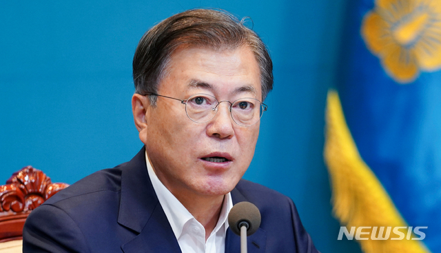 [서울=뉴시스]추상철 기자 =문재인 대통령이 5일 오후 청와대 여민관에서 열린 수석·보좌관 회의를 주재하고 있다. 2020.10.05.&nbsp; scchoo@newsis.com