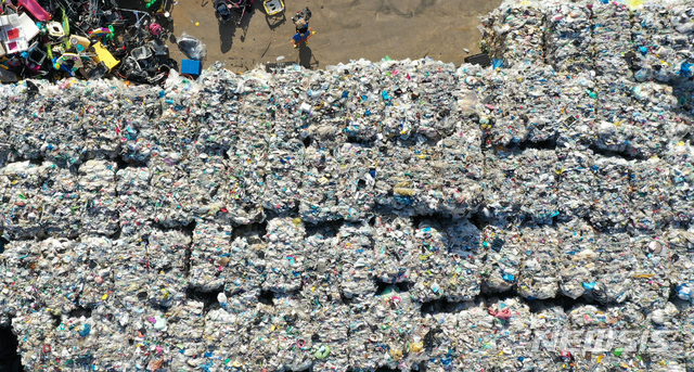 [수원=뉴시스] 김종택기자 = 신종 코로나바이러스 감염증(코로나19)으로 택배,음식 배송 서비스 이용 증가와 '언택트 추석'이 활성화 되면서 포장재 쓰레기 배출이 급증하고 있다. 5일 경기 수원시 영통구 수원시 자원순환센타 야적장에 각 가정에서 수거한 일회용 플라스틱 쓰레기가 수북히 쌓여 있다. 2020.10.05. jtk@newsis.com