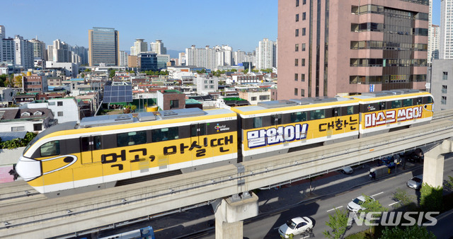 [대구=뉴시스] 이무열 기자 =  대구도시철도 3호선 열차가 수성시장역을 지나고 있다. 2020.10.05. lmy@newsis.com
