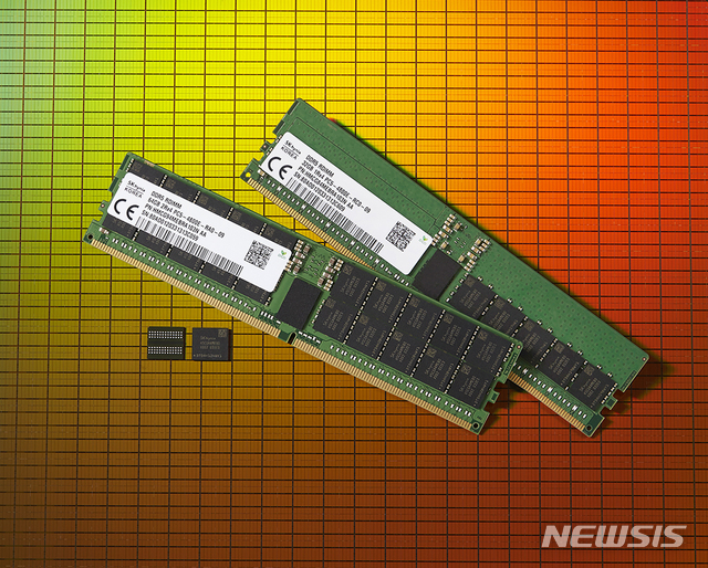 [서울=뉴시스] SK하이닉스가 세계최초로 출시한 2세대 10나노급(1ynm) DDR5 D램 (제공=SK하이닉스)