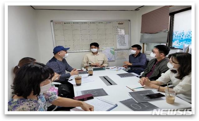 [서울=뉴시스] 서울 동작구 본동 주민과 관계자가 모여 주민공모사업을 위한 회의를 진행하는 모습. (사진=동작구 제공) 2020.10.06. photo@newsis.com 