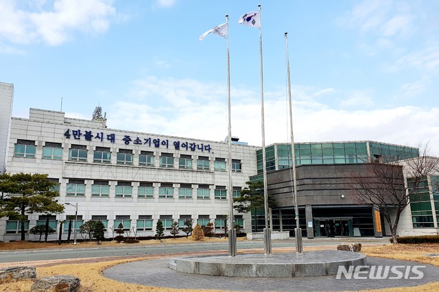  [부산=뉴시스] 허상천 기자 = 부산중기청은 중소벤처기업부에서 오는 22일까지 진행하는 인공지능(AI)과 소재·부품·장비 분야 ‘중소기업 계약학과’ 주관대학 공모와 관련 부산지역 대학의 신청을 적극 지원한다고 6일 밝혔다.2020.10.06. (사진 = 부산중기청 제공) photo@newsis.com