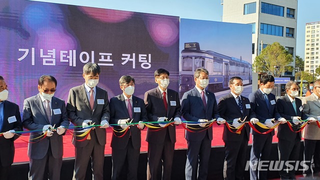 [대전=뉴시스] 국가철도공단 임주빈 부이사장(왼쪽서 다섯번째)이 6일 송정역 광장에서 열린 '해운대 블루라인파크' 개통식에 참여해 내빈들과 테이프커팅을 하고 있다.