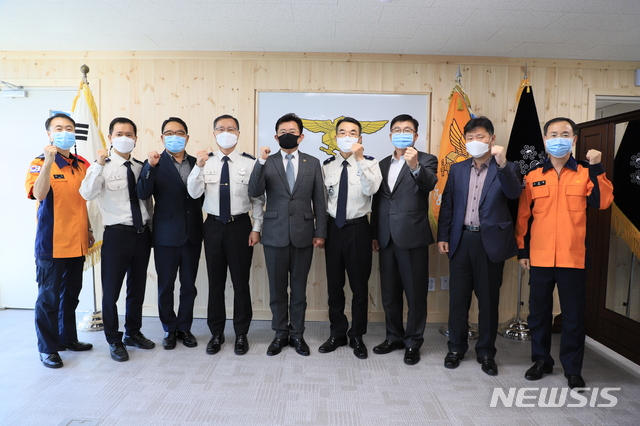조인재 경기도북부소방재난본부장과 박근철 경기도의회 더불어민주당 대표의원, 소방공무원들이 간담회 후 기념촬영을 하고 있다. (사진=경기도북부소방재난본부 제공) 