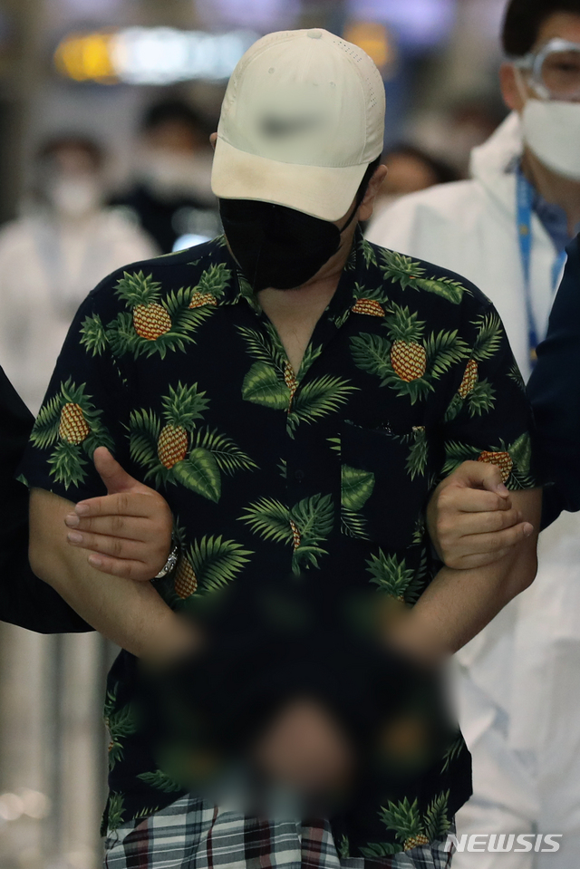 [인천공항=뉴시스]이윤청 기자 = 디지털교도소 1기 운영자 A씨가 6일 인천국제공항을 통해 국내 송환되고 있다. A씨는 '디지털교도소'와 인스타그램 계정 등을 개설·운영하면서 성범죄, 아동학대, 강력범죄 피의자 등의 신상정보 및 선고 결과 등을 무단 게시한 혐의를 받고 있다. 2020.10.06. radiohead@newsis.com