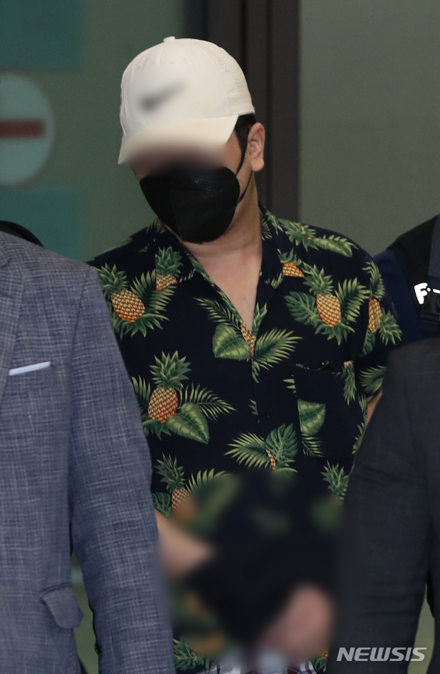 [인천공항=뉴시스]이윤청 기자 = 디지털교도소 1기 운영자 A씨가 6일 인천국제공항을 통해 국내 송환되고 있다. A씨는 '디지털교도소'와 인스타그램 계정 등을 개설·운영하면서 성범죄, 아동학대, 강력범죄 피의자 등의 신상정보 및 선고 결과 등을 무단 게시한 혐의를 받고 있다. 2020.10.06.&nbsp; radiohead@newsis.com