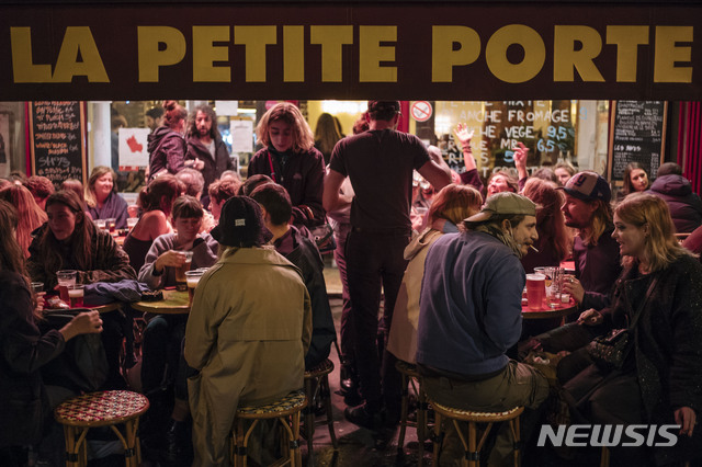 [파리=AP/뉴시스]5일(현지시간) 프랑스 파리의 한 술집 테라스에서 사람들이 모여 음주를 즐기고 있다. 파리 경찰은 코로나19 확산을 억제하기 위해 술집 영업을 전면 금지해 6일부터 최소 2주간 술집과 카페를 모두 폐쇄한다고 밝혔다. 파리 지역 보건 관계자는 바이러스의 확산세, 고령층 감염 수준, 코로나19 환자가 차지하는 중환자실 병상 수 등을 고려할 때 파리에 최대 경보가 필요하다고 강조했다. 2020.10.06.